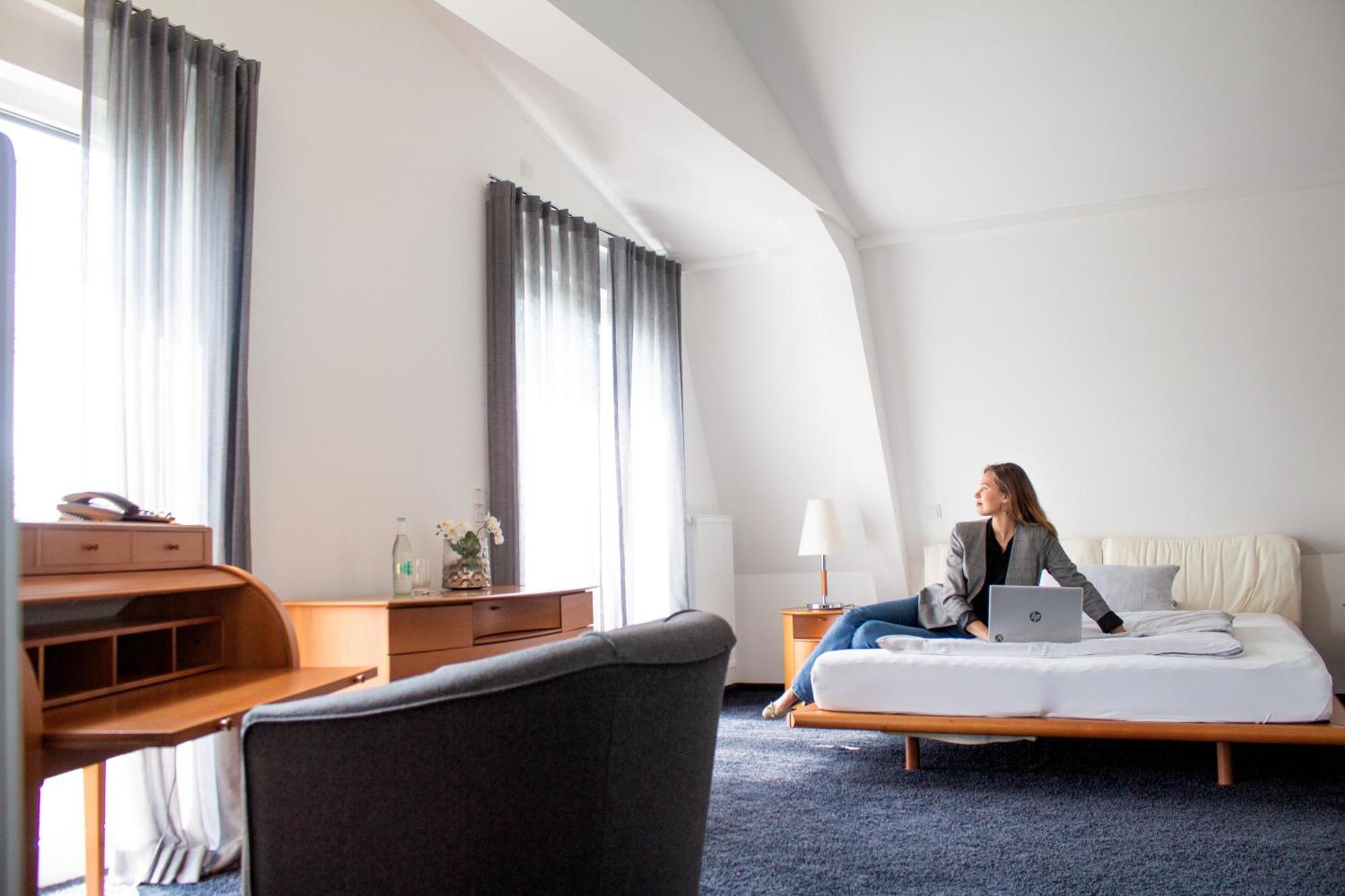 Отель &Repeat Koeln Airport Экстерьер фото
